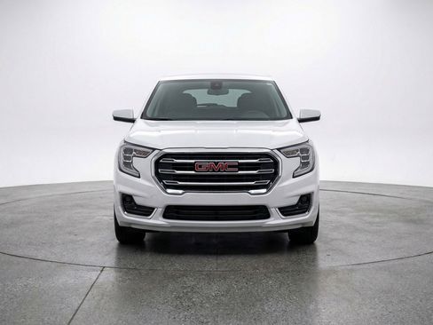 Used 2024 GMC Terrain SLT AWD/4WD image 2