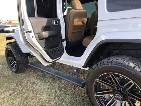 Used 2021 Jeep Wrangler Unlimited Sahara image 25