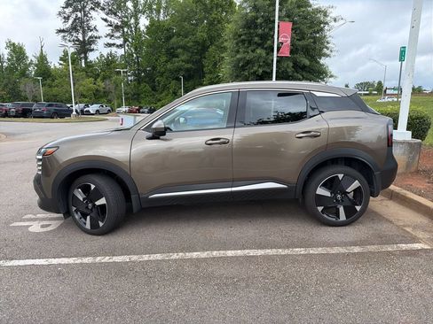 Used 2025 Nissan Kicks SR FWD image 3