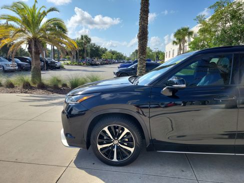 Used 2022 Toyota Highlander XSE AWD/4WD image 2