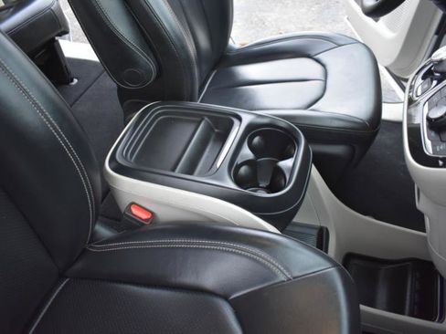 Used 2020 Chrysler Voyager Lxi image 15