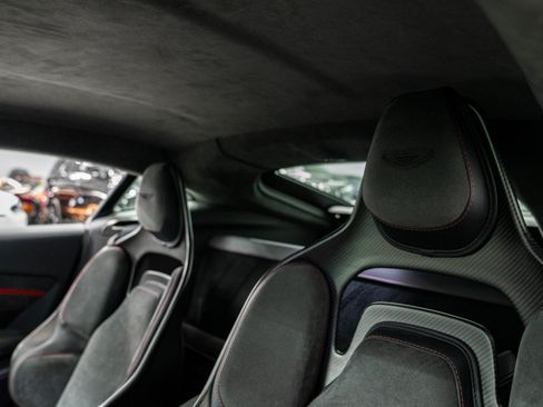 Used 2023 Aston Martin V8 Vantage Coupe RWD image 17