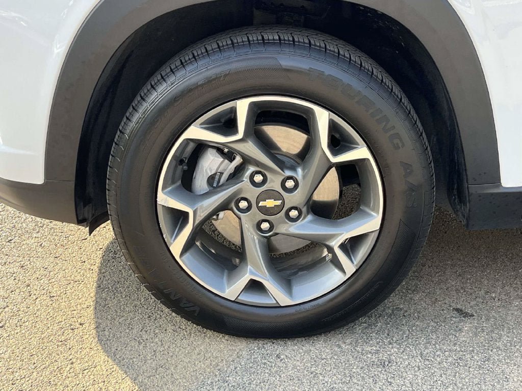 Used 2025 Chevrolet Trax LT FWD image 9