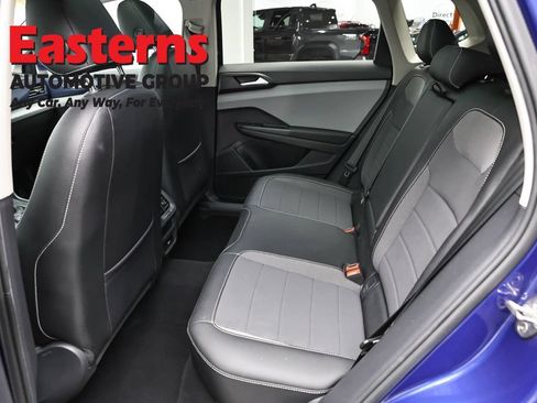 Used 2022 Volkswagen Taos SE w/ Panoramic Sunroof Package FWD image 21