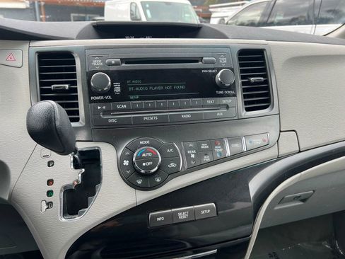 Used 2013 Toyota Sienna LE w/ Towing Pkg image 19