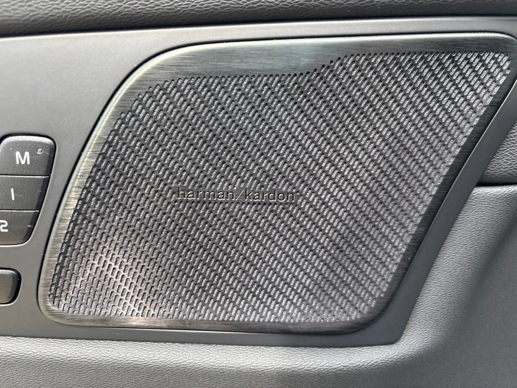 Certified 2023 Volvo XC60 B5 Plus AWD/4WD image 17