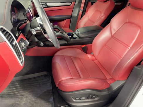 Certified 2022 Porsche Cayenne Platinum Edition image 5