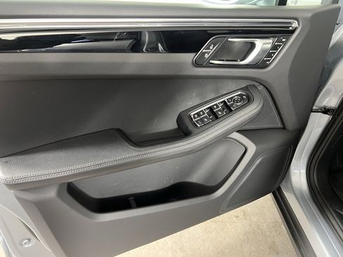 Certified 2025 Porsche Macan image 28