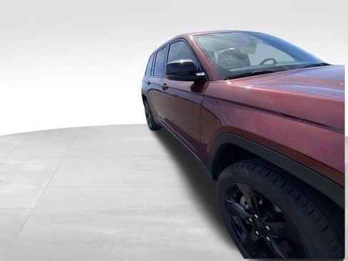 Used 2023 Jeep Grand Cherokee Altitude image 16