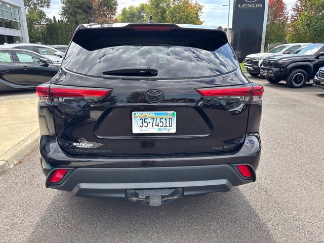 Used 2021 Toyota Highlander XLE AWD/4WD image 6