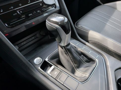 Used 2022 Volkswagen Tiguan SE FWD image 18