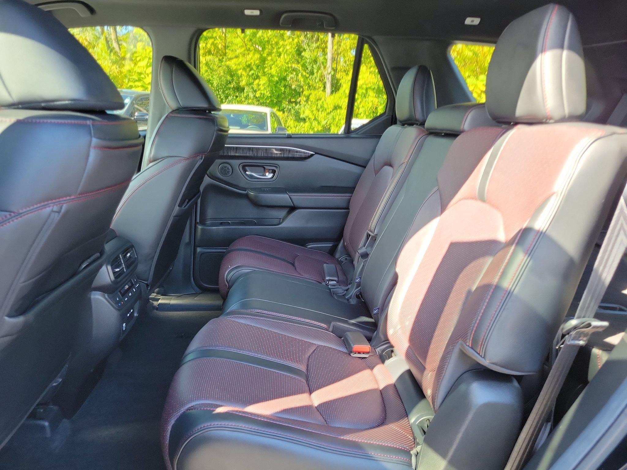Used 2025 Honda Pilot Black Edition image 24