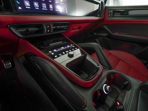 Used 2025 Porsche Cayenne GTS image 22