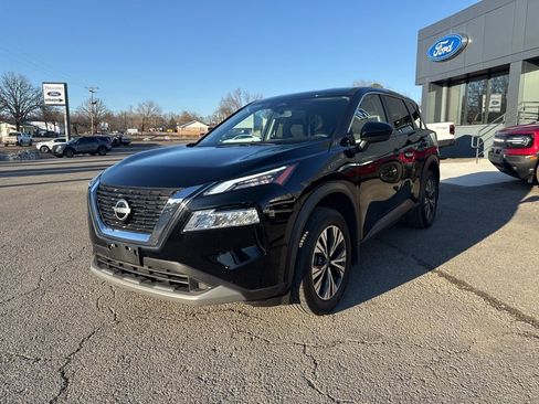 Used 2023 Nissan Rogue SV image 2