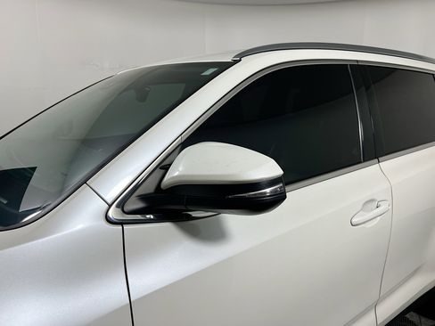 Used 2019 Toyota Highlander XLE FWD image 12