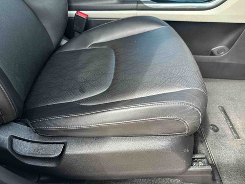Used 2022 Kia Carnival EX FWD image 25