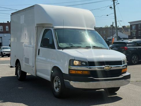 Used 2018 Chevrolet Express 3500 w/ Chrome Appearance Package RWD image 4