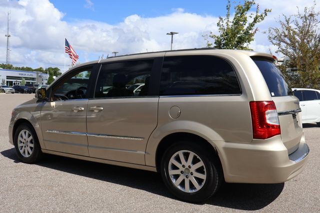Used 2015 Chrysler Town & Country Touring FWD image 6