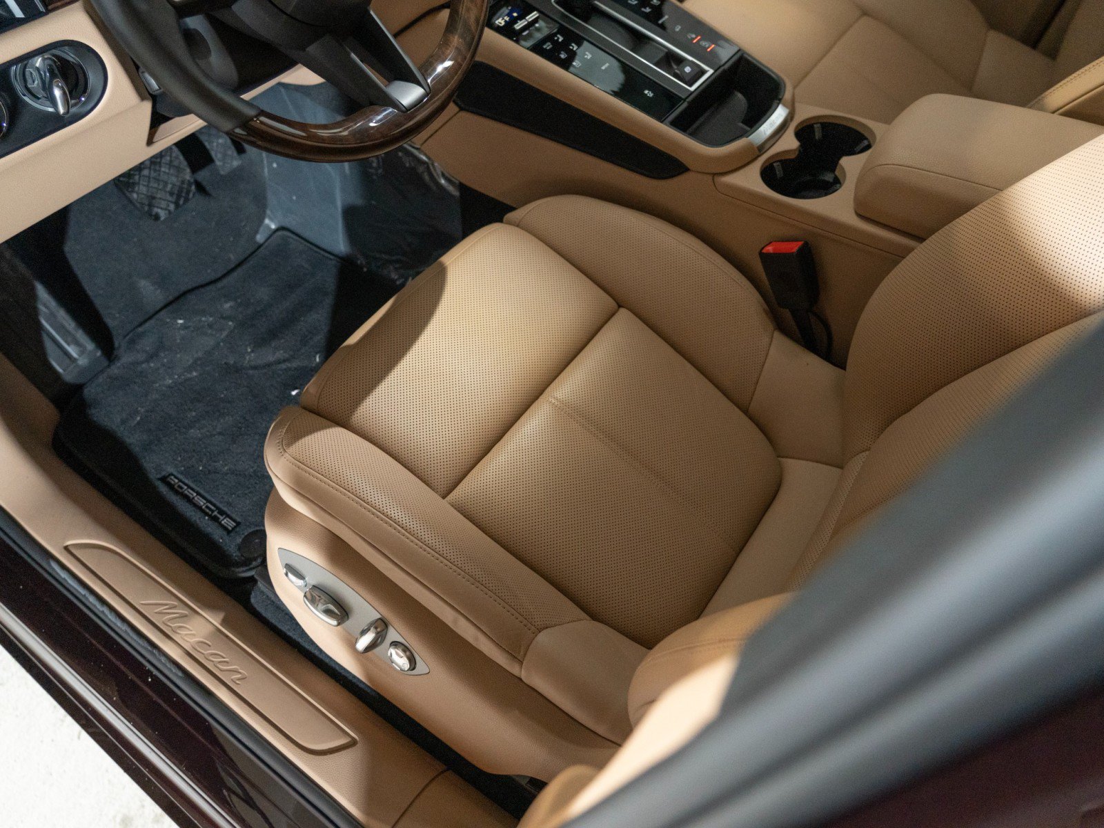 Certified 2026 Porsche Macan AWD/4WD image 15