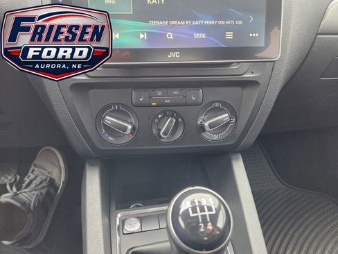 Used 2017 Volkswagen Jetta SE FWD image 22