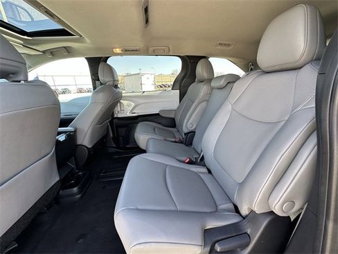 Used 2025 Toyota Sienna XLE image 30
