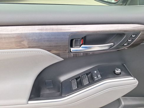 Used 2021 Toyota Highlander Platinum FWD image 17