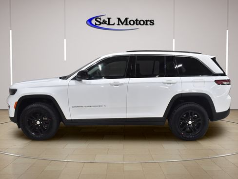 Used 2023 Jeep Grand Cherokee Laredo AWD/4WD image 4