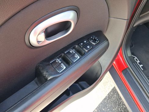 Used 2019 Kia Soul + FWD image 11