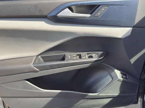 Used 2023 Volkswagen Taos SE image 12