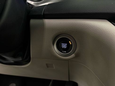 Used 2024 Chrysler Pacifica Touring-L image 30