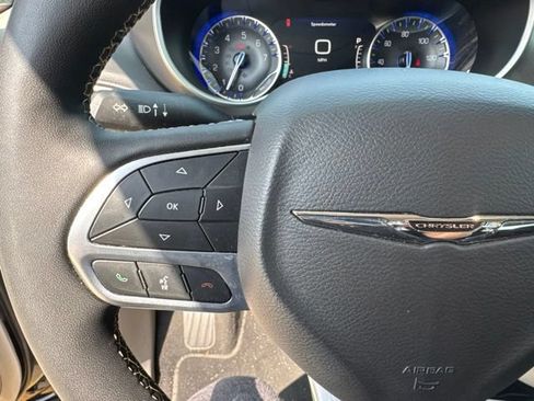 Used 2024 Chrysler Pacifica Touring-L FWD image 11