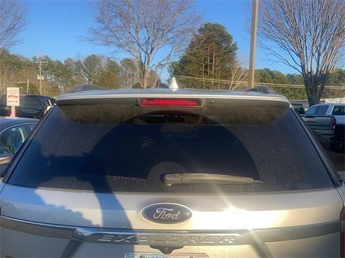 Used 2017 Ford Explorer XLT w/ Equipment Group 201A image 5