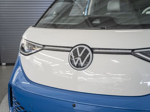 Used 2025 Volkswagen ID. Buzz 1st Edition RWD image 16