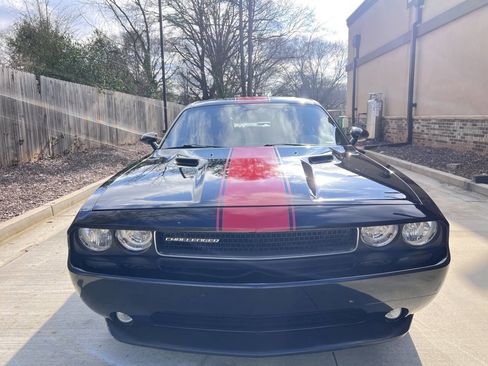 Used 2013 Dodge Challenger SXT image 2