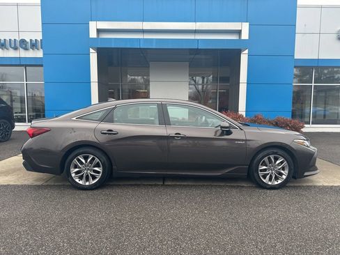 Used 2019 Toyota Avalon XLE w/ Moonroof Package image 3