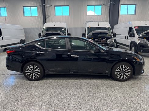 Used 2024 Nissan Altima 2.5 SV w/ SV Premium Package AWD/4WD image 5