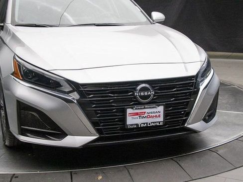 Used 2023 Nissan Altima 2.5 SV w/ SV Premium Package image 3