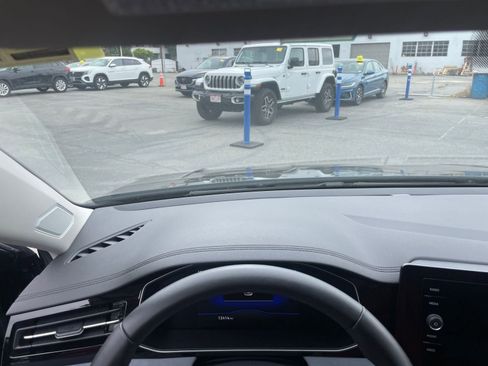 Used 2025 Volkswagen Jetta SE image 34