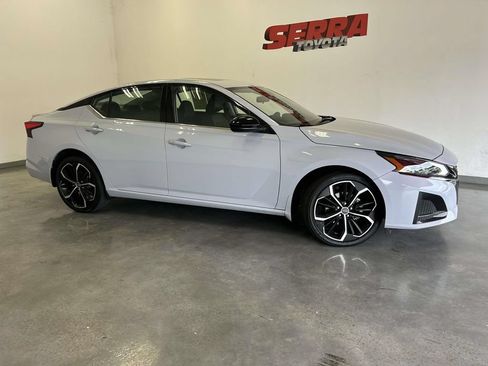 Used 2023 Nissan Altima 2.5 SR w/ SR Premium Package AWD/4WD image 2