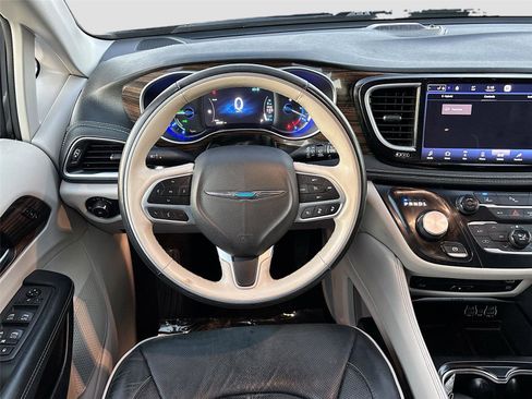 Used 2021 Chrysler Pacifica Limited w/ Uconnect Theater Family Group image 23