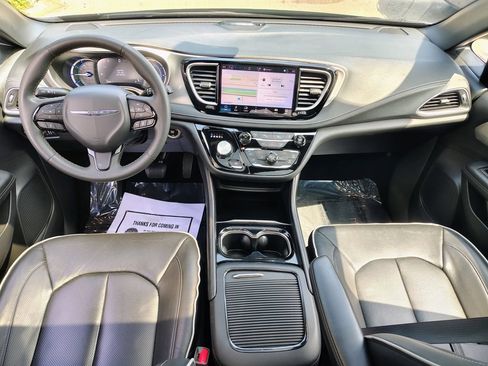 Used 2024 Chrysler Pacifica Premium FWD image 40