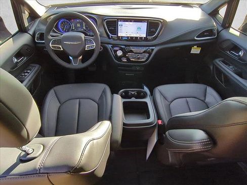 New 2026 Chrysler Pacifica Select image 16
