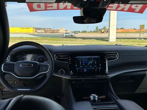 Used 2024 Jeep Wagoneer L Series II w/ Flexible Seating Group image 36