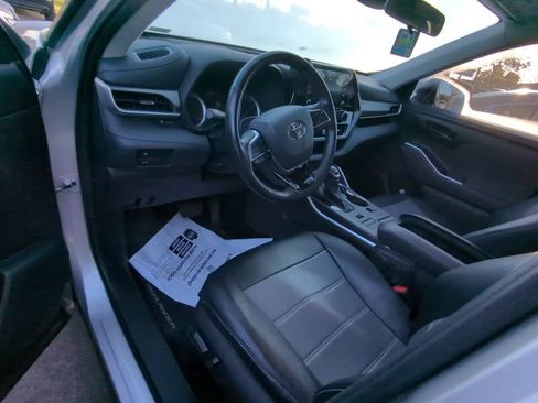 Used 2021 Toyota Highlander LE AWD/4WD image 7