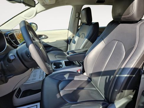 Used 2024 Chrysler Pacifica Select image 9