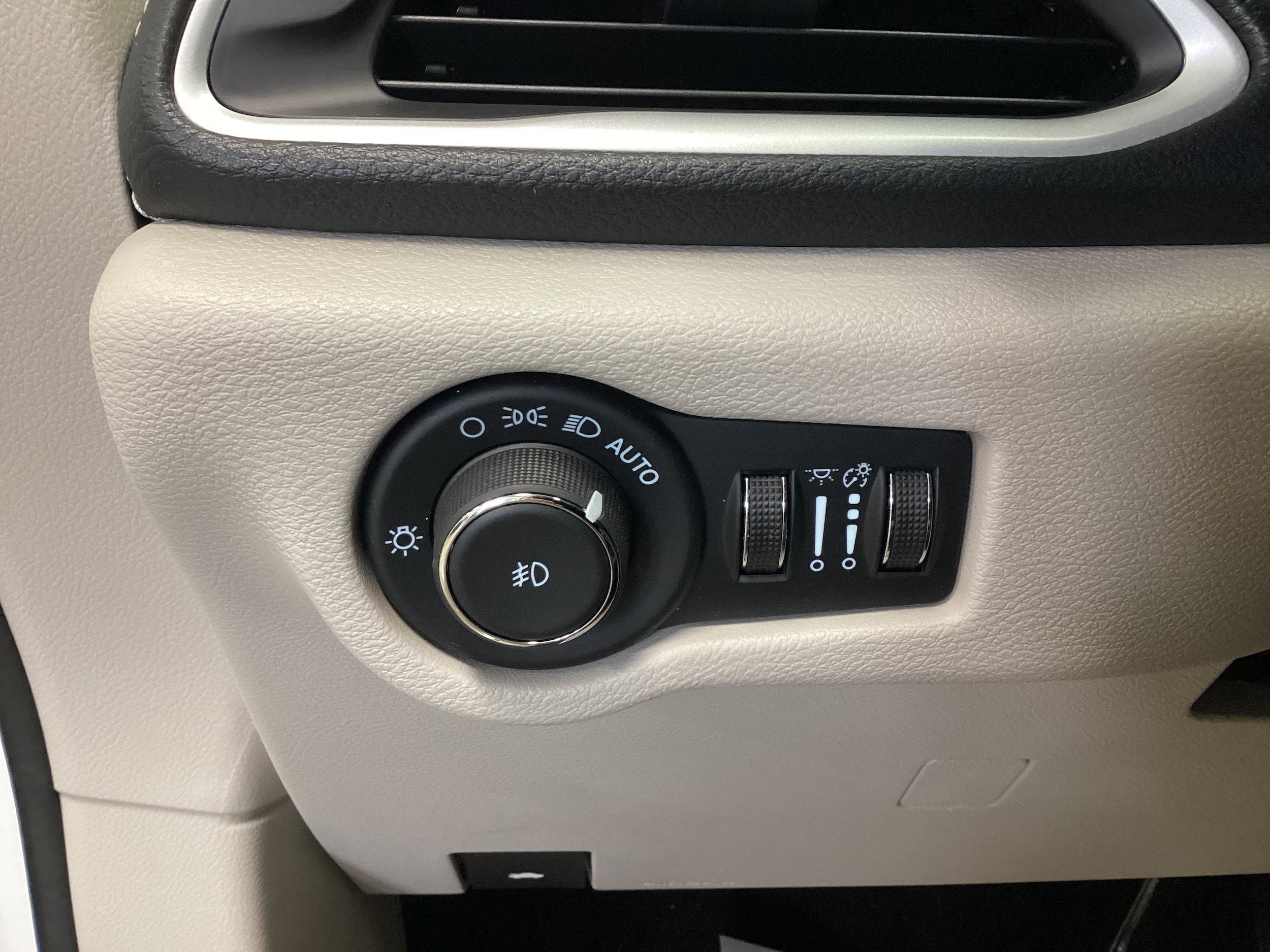 Used 2024 Chrysler Pacifica Touring-L w/ Road Tripper Package FWD image 18