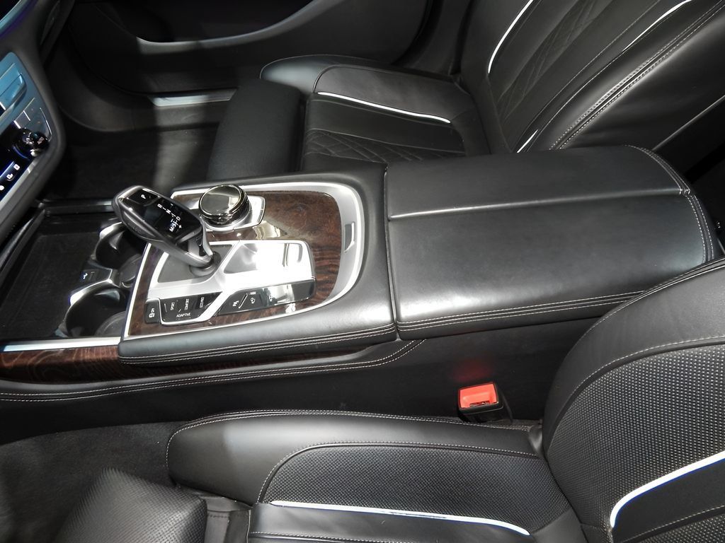 Used 2021 BMW 750i xDrive w/ Executive Package AWD/4WD image 17