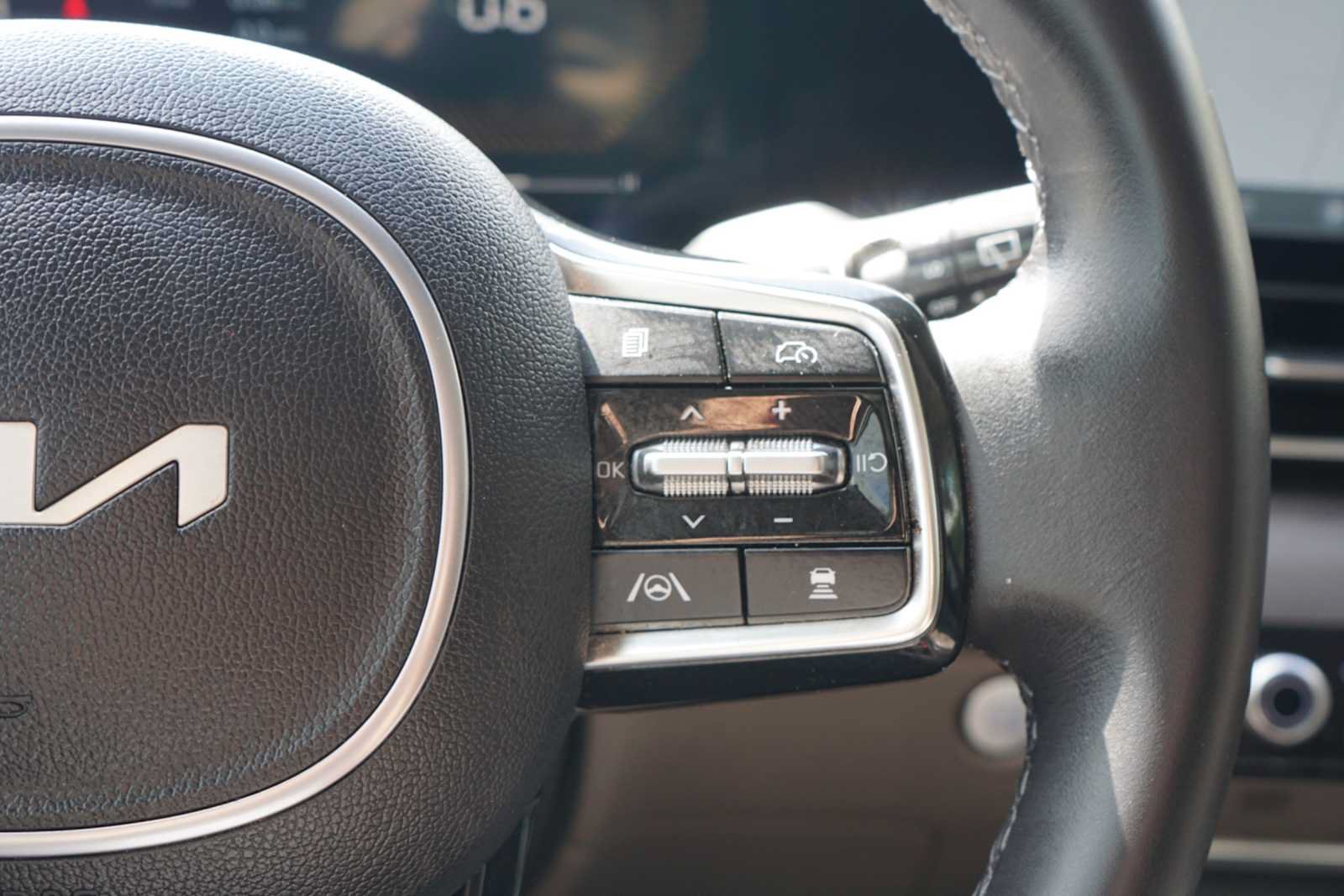 Certified 2025 Kia Carnival EX FWD image 13