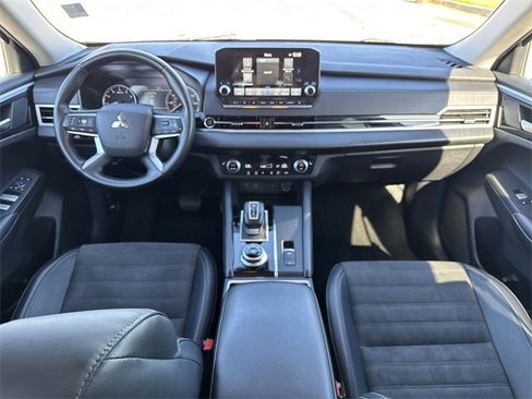 Used 2024 Mitsubishi Outlander SE Black Edition image 14