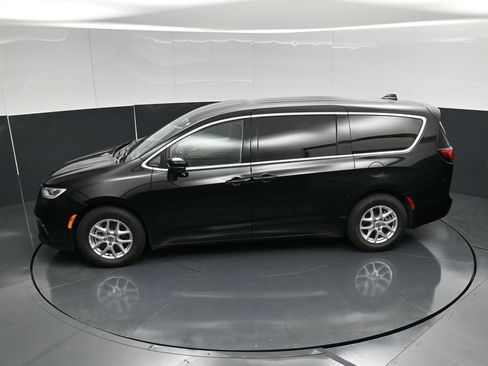 Used 2024 Chrysler Pacifica Touring-L FWD image 45